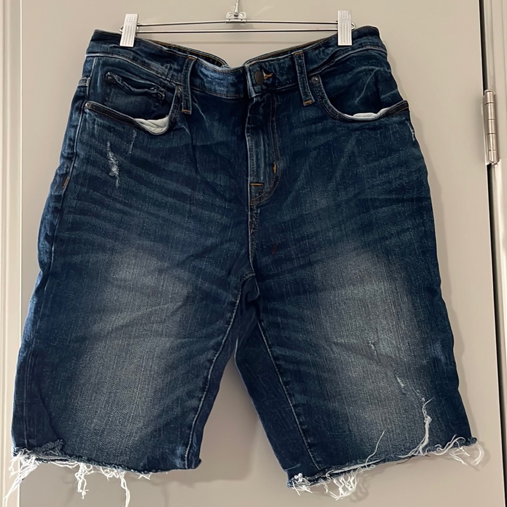 Aeropostale men’s cut off denim shorts. Size 33. Color dark washed. Gently worn.
